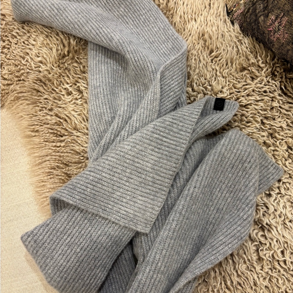 Cozy Gray Cashmere Ribbed Scarf